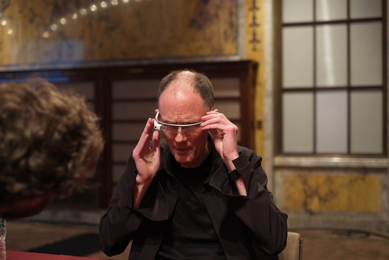 Illustration for article titled William Gibson, el padre del cyberpunk, se prueba las Google Glass
